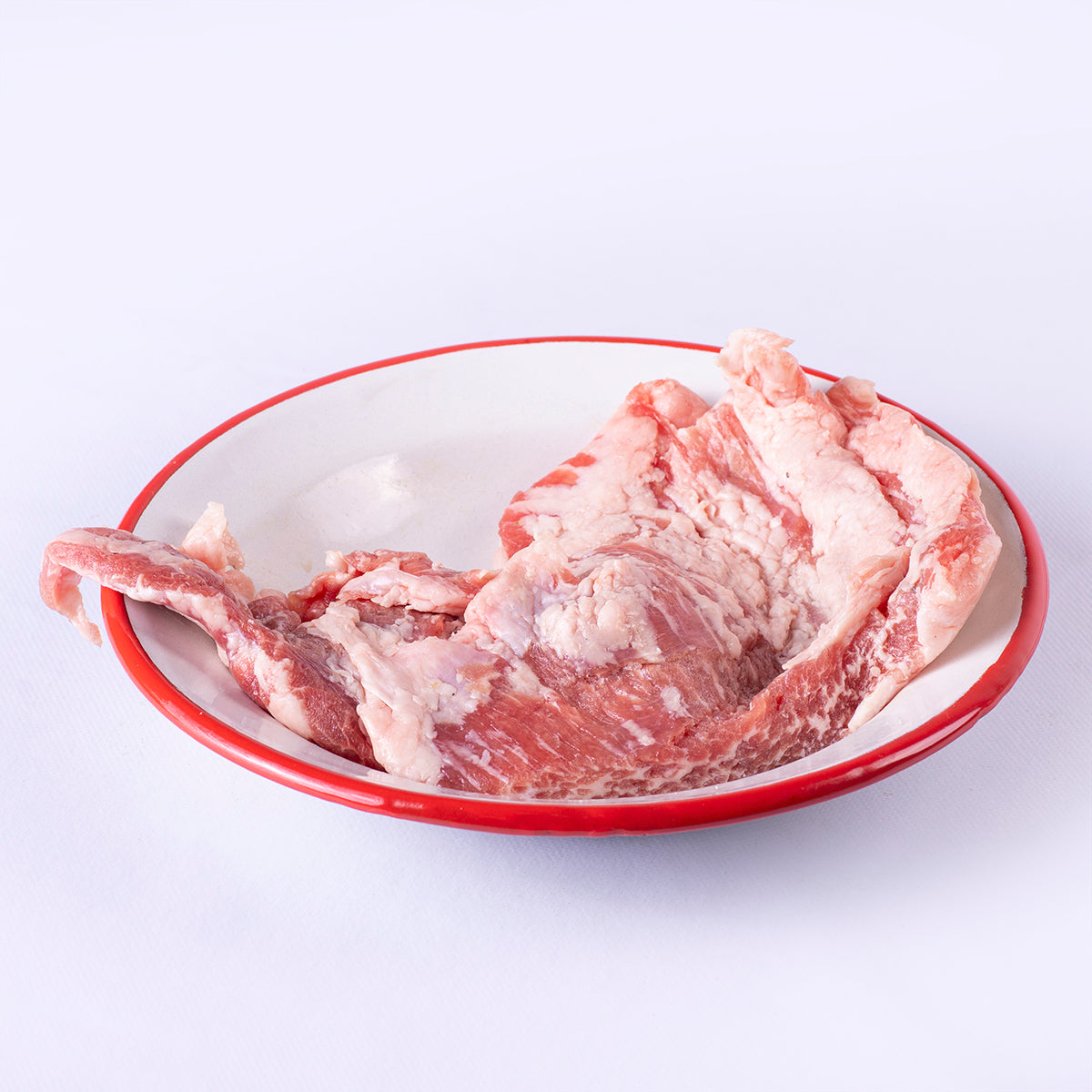 detalle de vetas y grasa infiltrada en secreto ibérico sobre plato