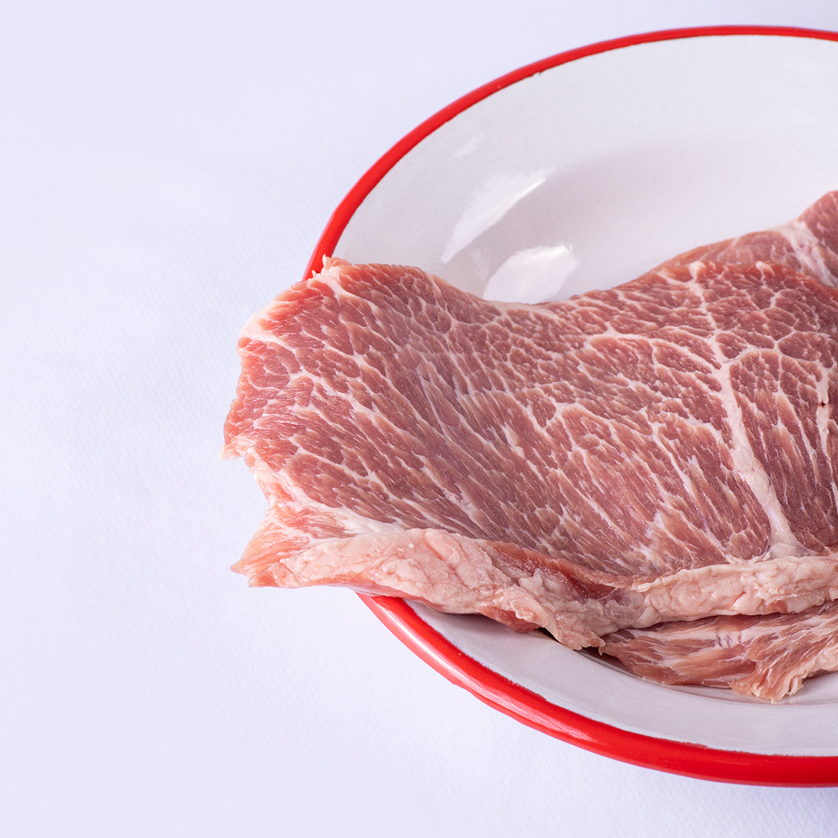 detalle grasa infiltrada presa iberica fresca en plato