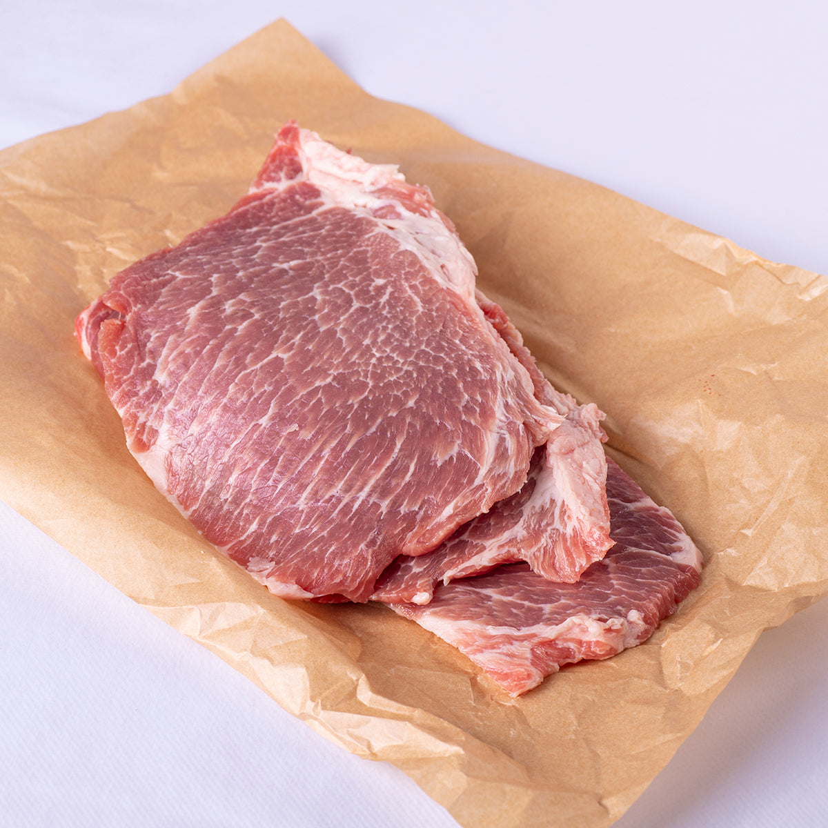 tres filetes de presa iberica fresca sobre papel alimentario