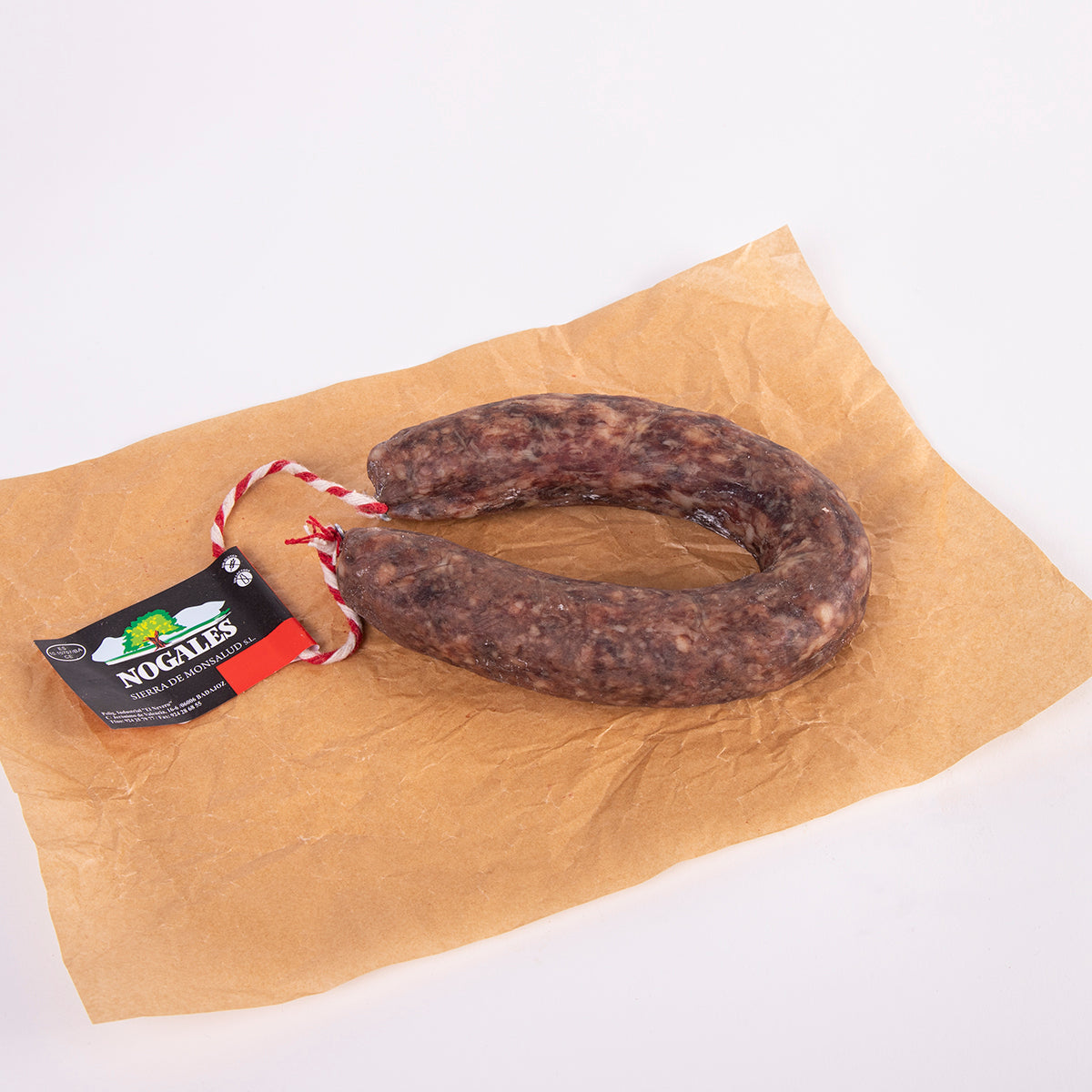 herradura de chorizo blanco sobre papel alimentario y etiqueta nogales