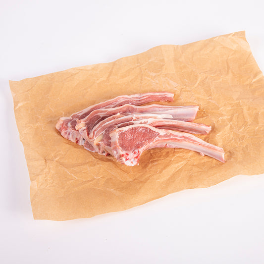 tres chuletas frescas de cordero extremeño sobre papel