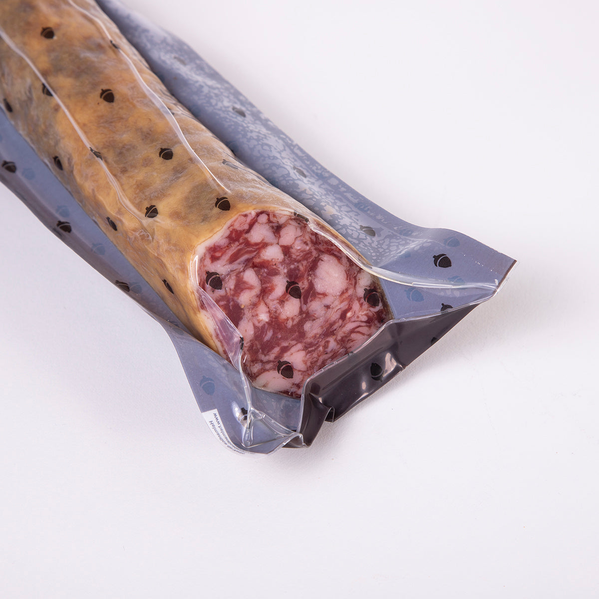 detalle corte del salchichon cular extremeño envasado al vacio