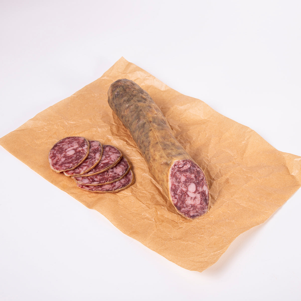 salchichon cular extremeño y rodajas sobre papel alimentario