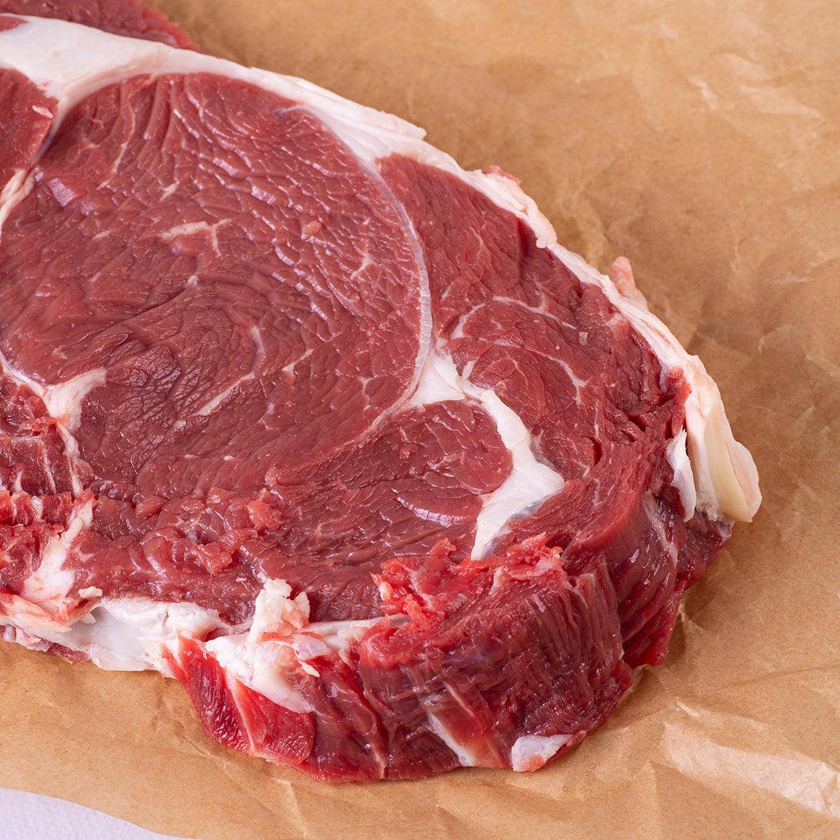 detalle de carne y grasa en chuleton de añojo