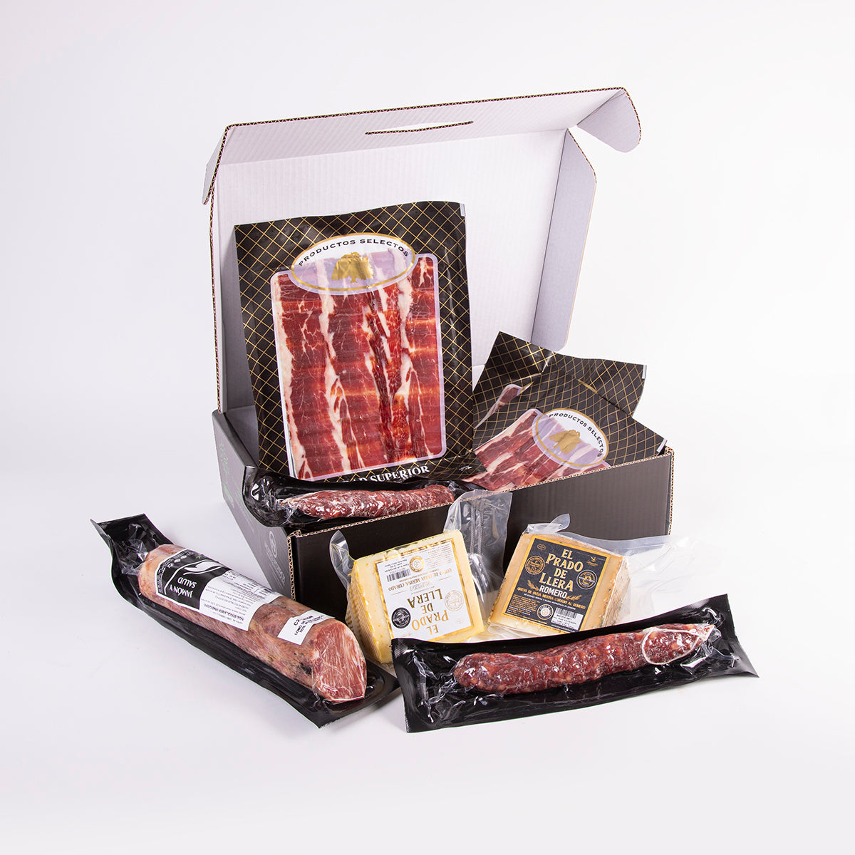caja con sobres de jamón, lomo, salchichones ibéricos y dos cuñas de queso, todo al vacío