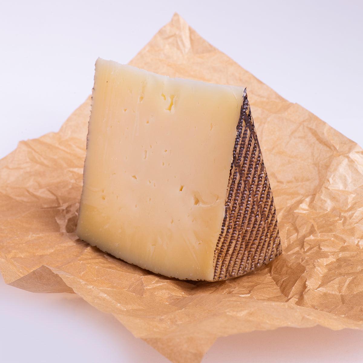 Queso viejo con leche cruda de vaca - Nogales - Al Corte Extremadura