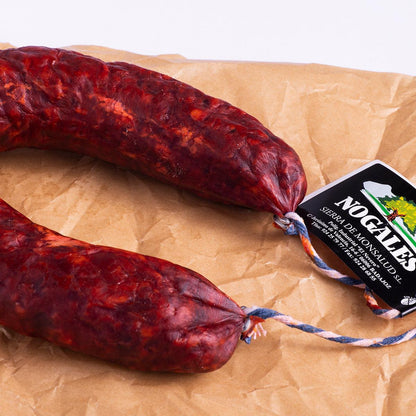 Detalle de chorizo picante extra con etiqueta Nogales