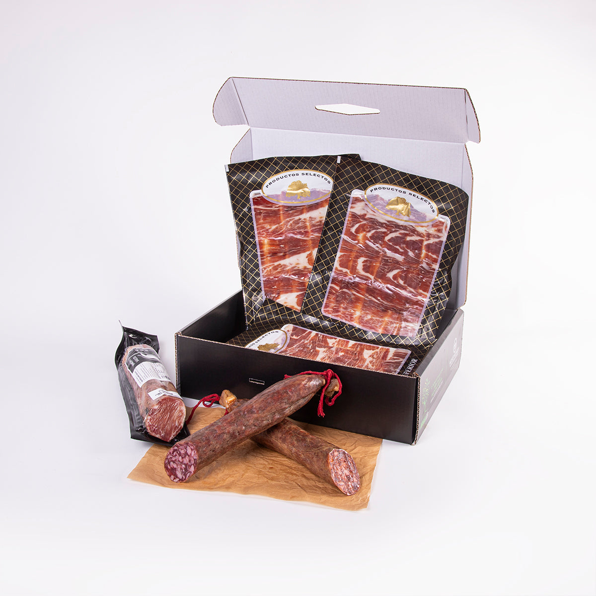 caja de carton con sobres de jamon al vacio, lomo, chorizo y salchichon envasados