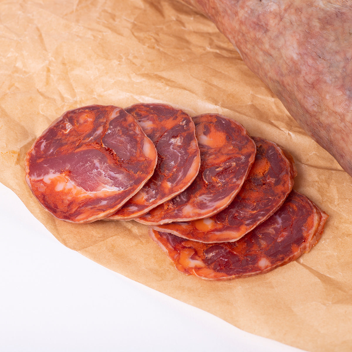 detalle cinco rodajas de chorizo iberico con pimenton