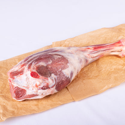 detalle de pierna fresca de cordero extremeño sobre papel alimentario