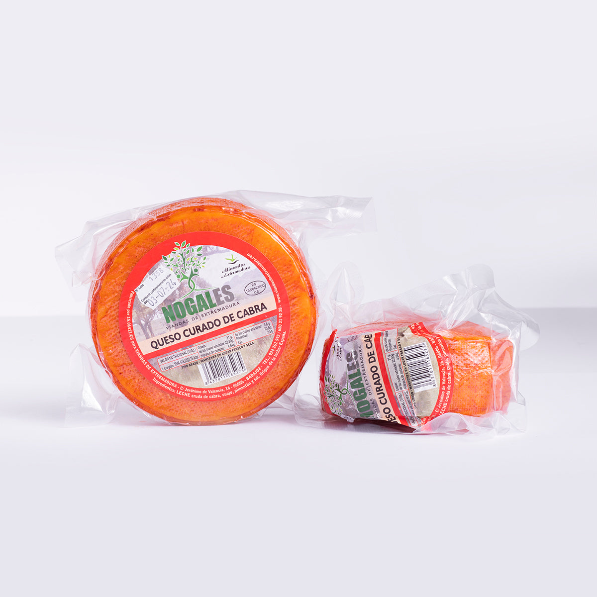 queso y medio queso curado de cabra al pimentón envasado al vacio y con etiqueta nogales