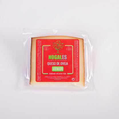 cuña de queso de oveja ahumado envasada al vacio y con etiqueta Nogales roja 