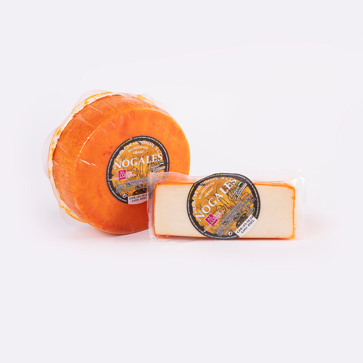 queso completo y medio queso de mezcla de vaca y cabra con etiqueta nogales